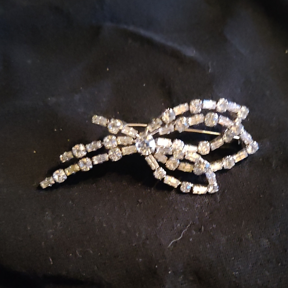 Vintage 1970s White Glass Crystals Pin Brooch
